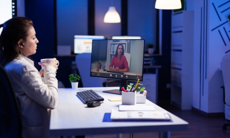 manager-talking-with-teamates-during-online-teleconference